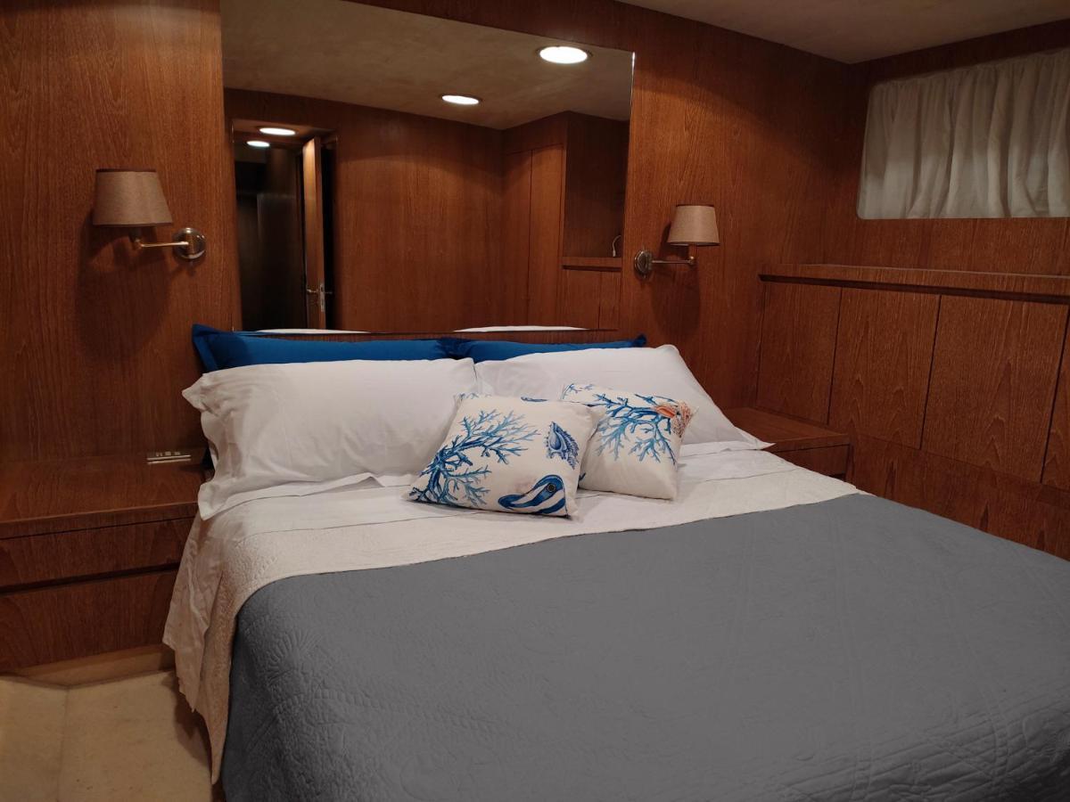 Отель Boat & Breakfast Lucretia, Luxury Yacht Арбатакс Экстерьер фото