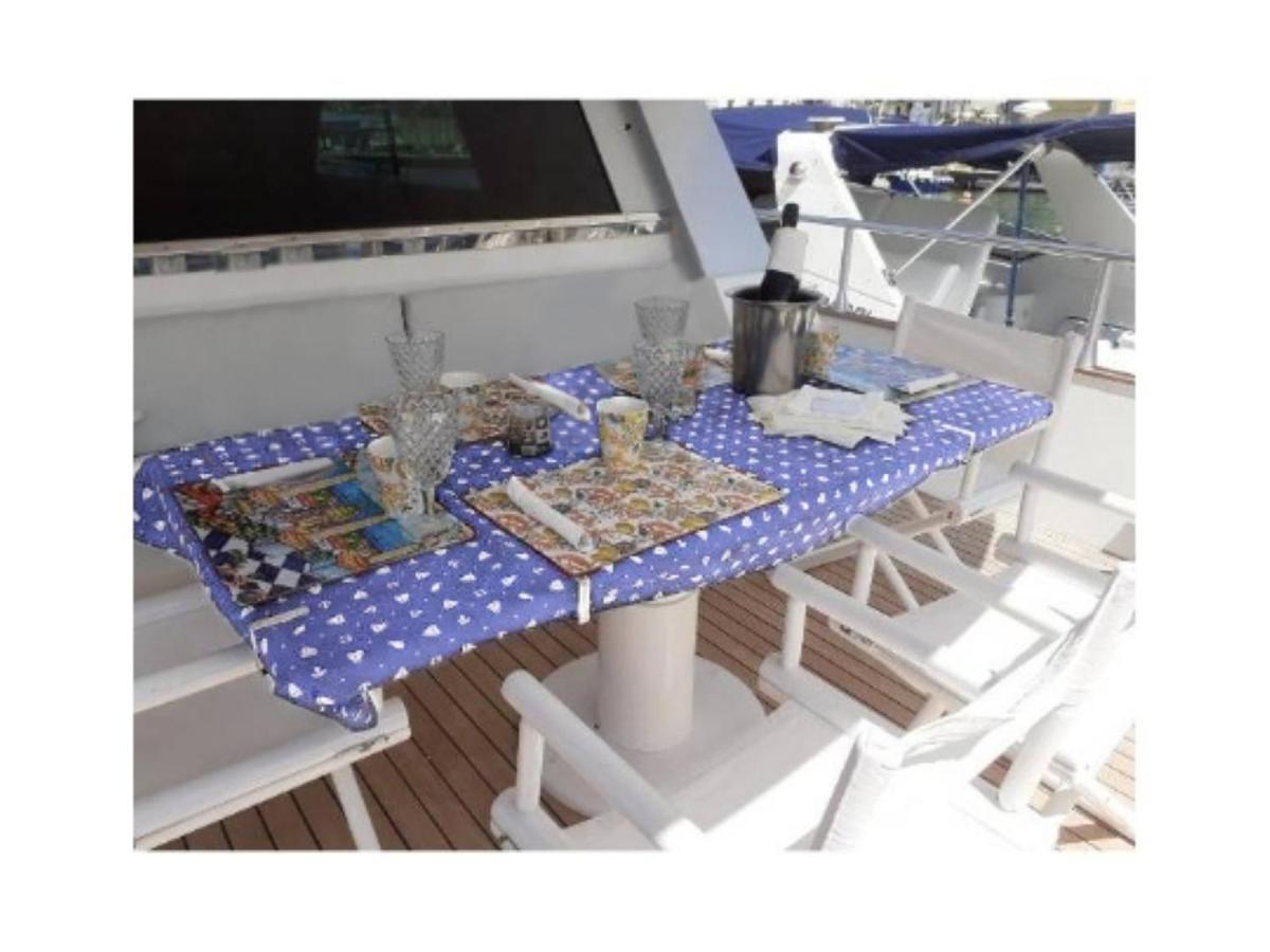 Отель Boat & Breakfast Lucretia, Luxury Yacht Арбатакс Экстерьер фото