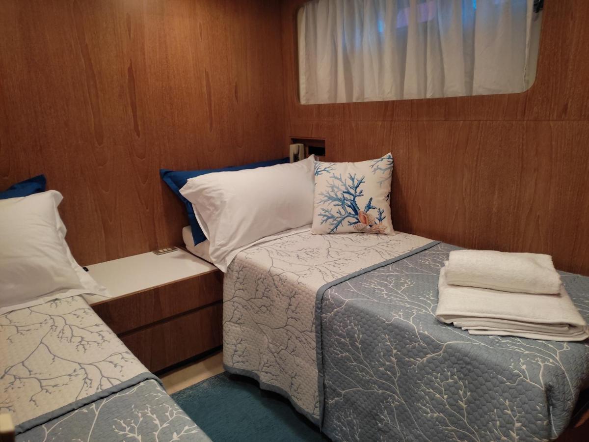 Отель Boat & Breakfast Lucretia, Luxury Yacht Арбатакс Экстерьер фото