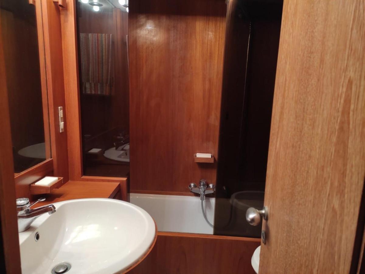 Отель Boat & Breakfast Lucretia, Luxury Yacht Арбатакс Экстерьер фото