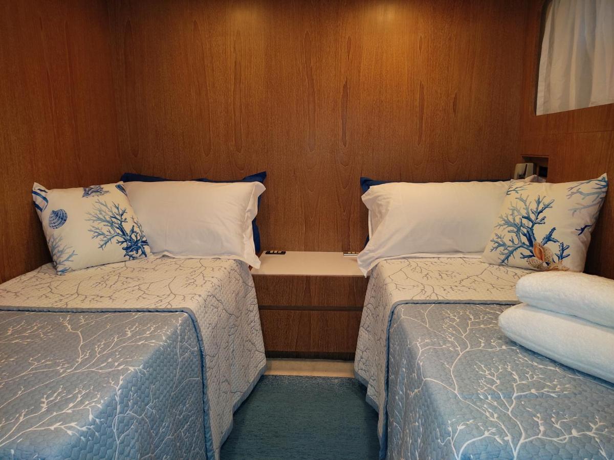 Отель Boat & Breakfast Lucretia, Luxury Yacht Арбатакс Экстерьер фото
