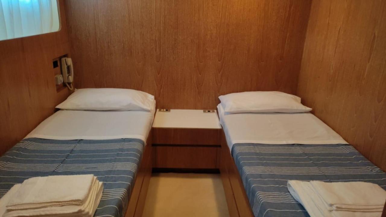 Отель Boat & Breakfast Lucretia, Luxury Yacht Арбатакс Экстерьер фото