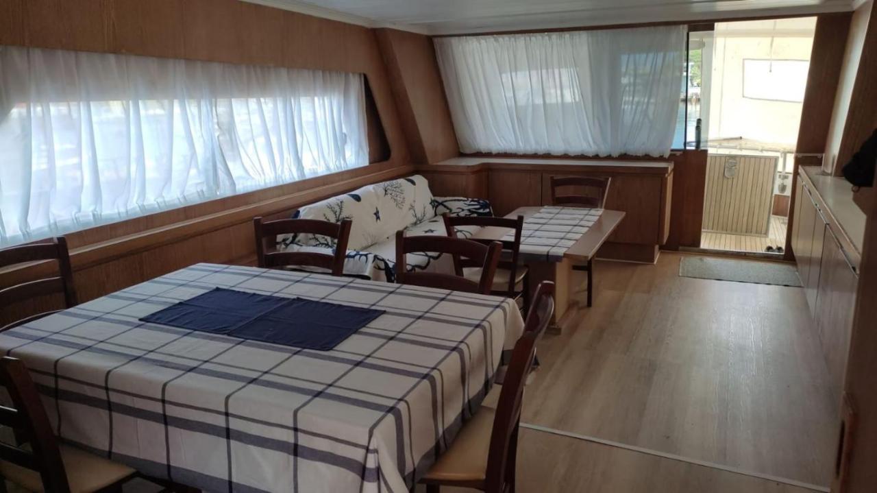 Отель Boat & Breakfast Lucretia, Luxury Yacht Арбатакс Экстерьер фото