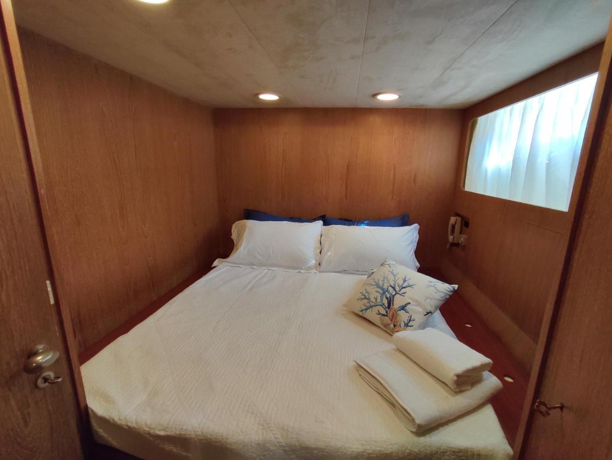 Отель Boat & Breakfast Lucretia, Luxury Yacht Арбатакс Экстерьер фото